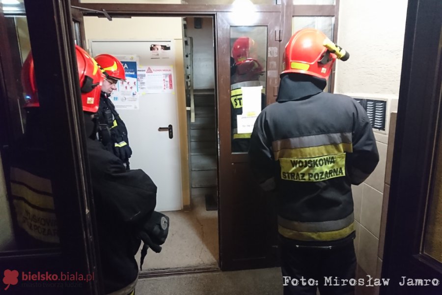 Zadymienie w wieżowcu. Nie wszyscy otworzyli drzwi strażakom - foto