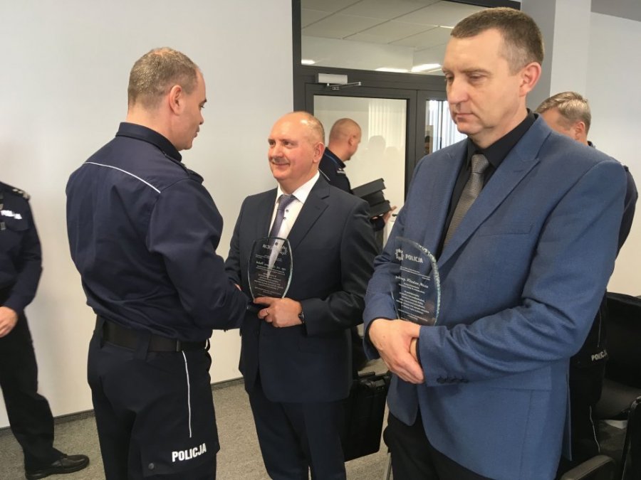 Doświadczeni policjanci żegnają się z mundurem - foto