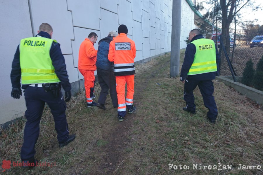 Kilka godzin leżał obok wiaduktu. Mężczyznę zauważył patrol drogówki - foto