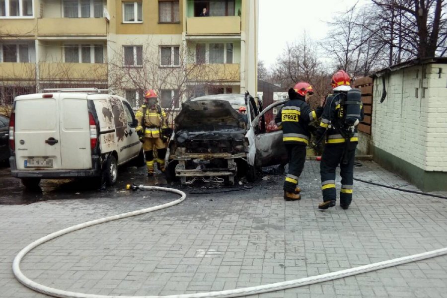 Słup dymu na osiedlu. Spłonął samochód osobowy - foto