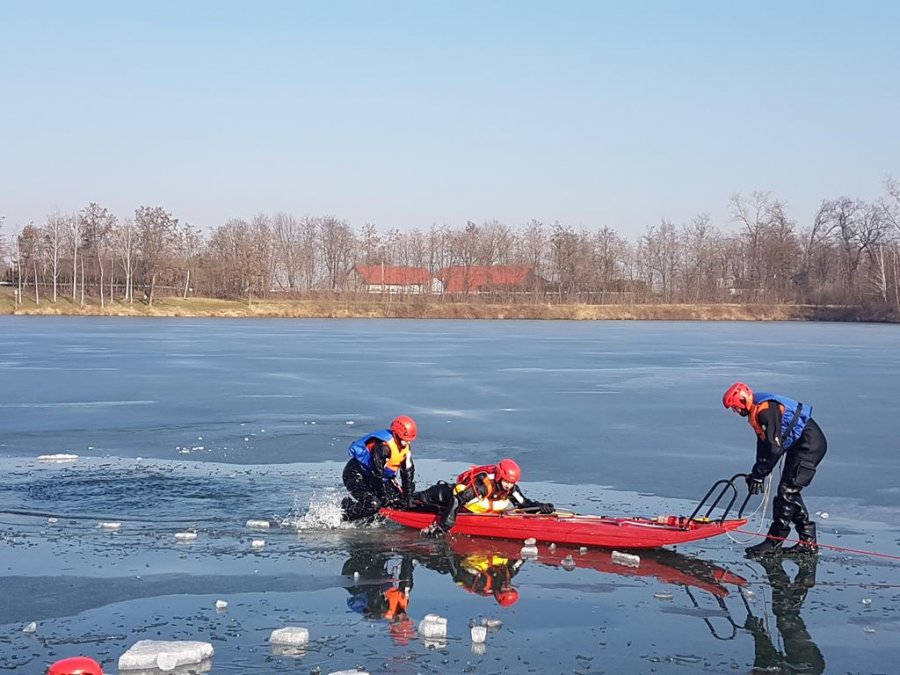 Akcja ratownicza na lodzie. Tak ćwiczyli bielscy strażacy - foto