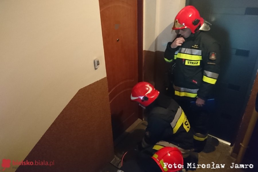 Staruszka przewróciła się w mieszkaniu. Nie użyli "chuligana" i narzędzi hydraulicznych - film