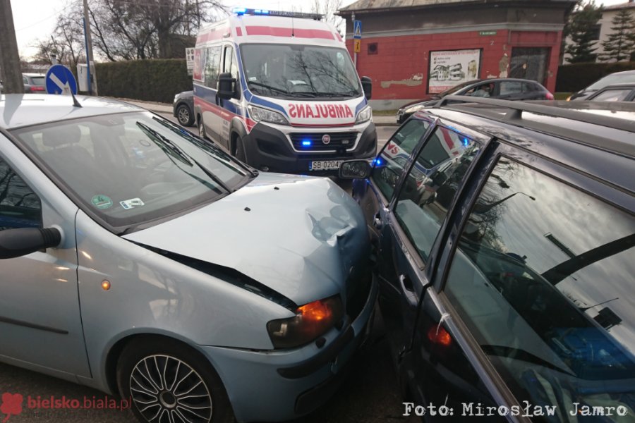 Zderzenie aut na Komorowickiej. Poszkodowany utracił przytomność - foto