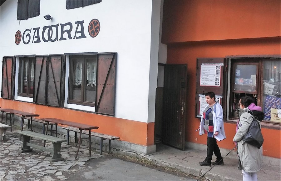 Sezon na kultową grochówkę otwarty. Ludzie biorą do słoików i menażek!