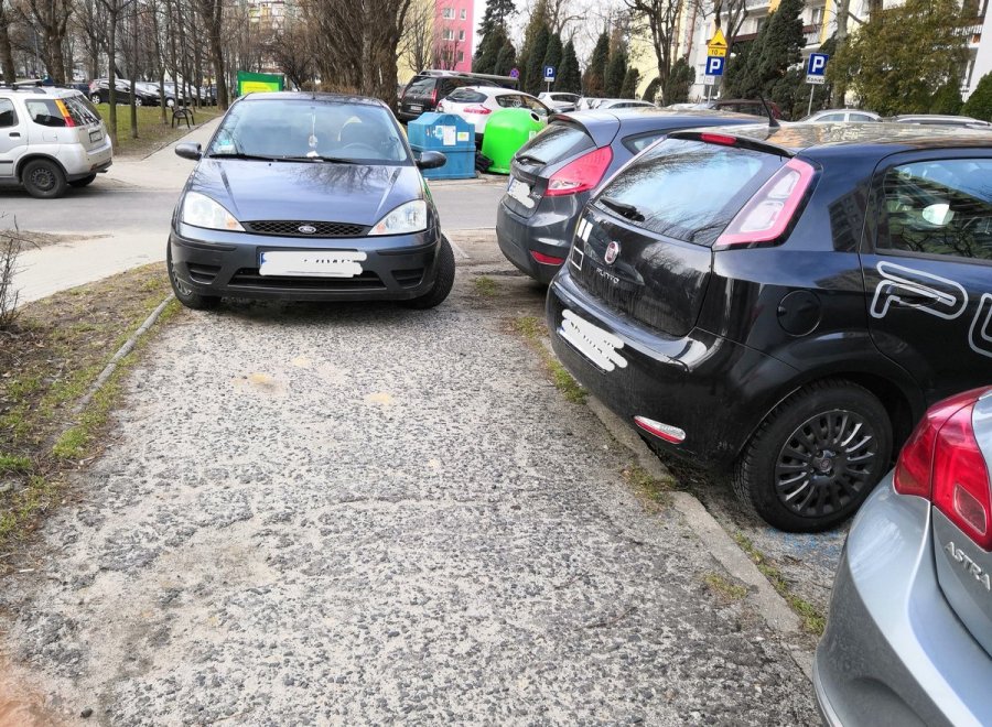 Ciasnota na osiedlowych parkingach. Winne są przepisy z minionej epoki