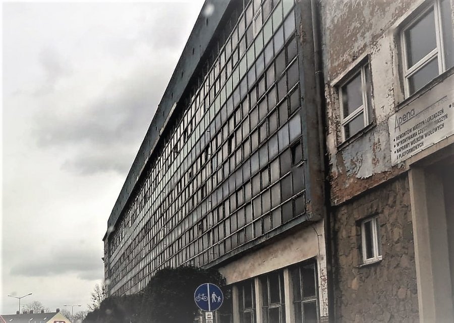 Wstydliwa elewacja budynku „Apeny”. Będą wyburzać? - foto