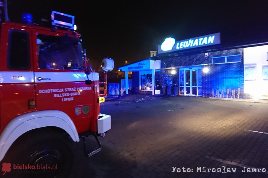 Wysadzono bankomat w Lipniku. W pobliżu leżą pieniądze - foto