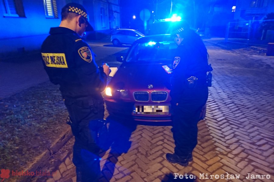 Wieczorem trzy godziny wył alarm w bmw. Interweniowali mundurowi - film