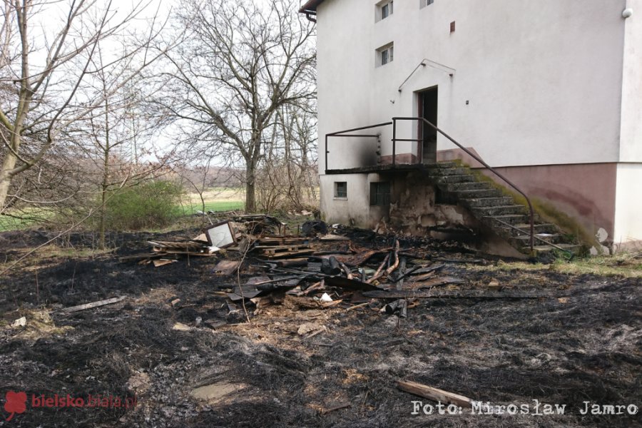 Elewacja zapaliła się od ogniska? Mógł spłonąć dom… - foto