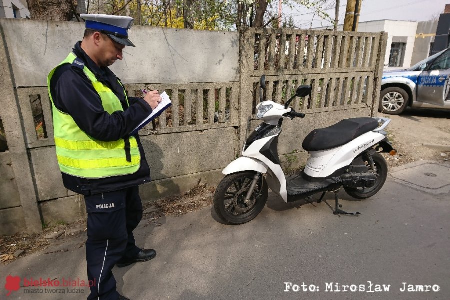 Zderzenie podczas manewru skręcania. Najechał na tył motoroweru - foto