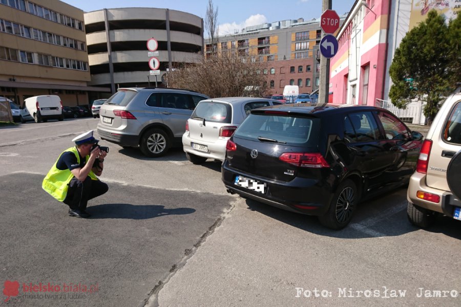 Wypadek drogowy na parkingu. Potrącenie podczas cofania - foto