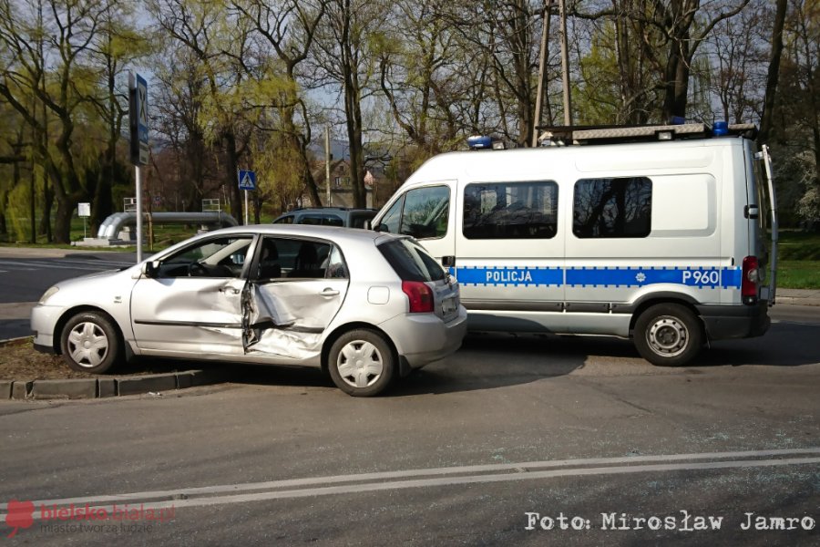 Zrobiła z samochodu harmonijkę. Trzy auta uszkodzone - foto