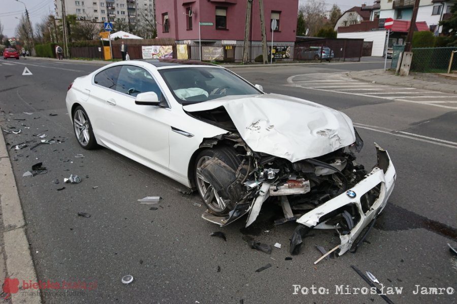 Solidny dzwon na Michałowicza. Rozbity fiat i luksusowe bmw - foto