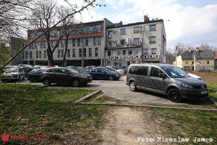 Zwłoki mężczyzny znaleziono obok parkingu w centrum miasta - foto