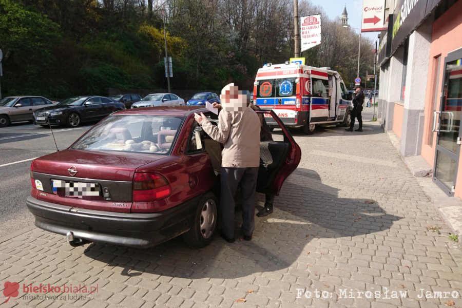 Zderzenie opla z nową toyotą. Sprawca wjechał na czerwonym - foto