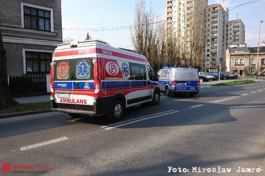 Nieudany wyjazd z parkingu. Uderzyła autem w drzewo - foto