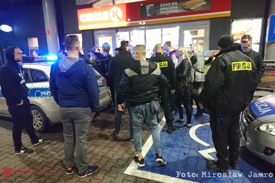 Awantura na stacji paliw. Interweniowali mundurowi - foto