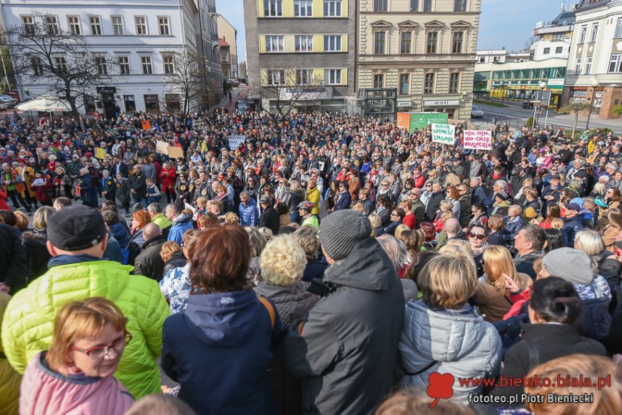 Wielkie poparcie dla nauczycieli w Bielsku-Białej. Tłumy na placu Chrobrego ZDJĘCIA