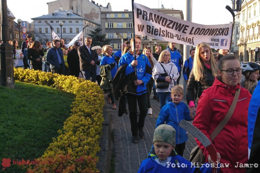 Domagają się prawdziwego lodowiska! Manifestacja na Pigalu - film