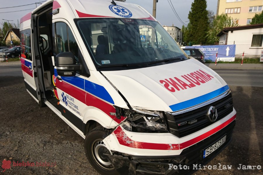 Zderzenie z karetką na sygnale. Wieźli pacjentkę w stanie zagrożenia życia! - foto
