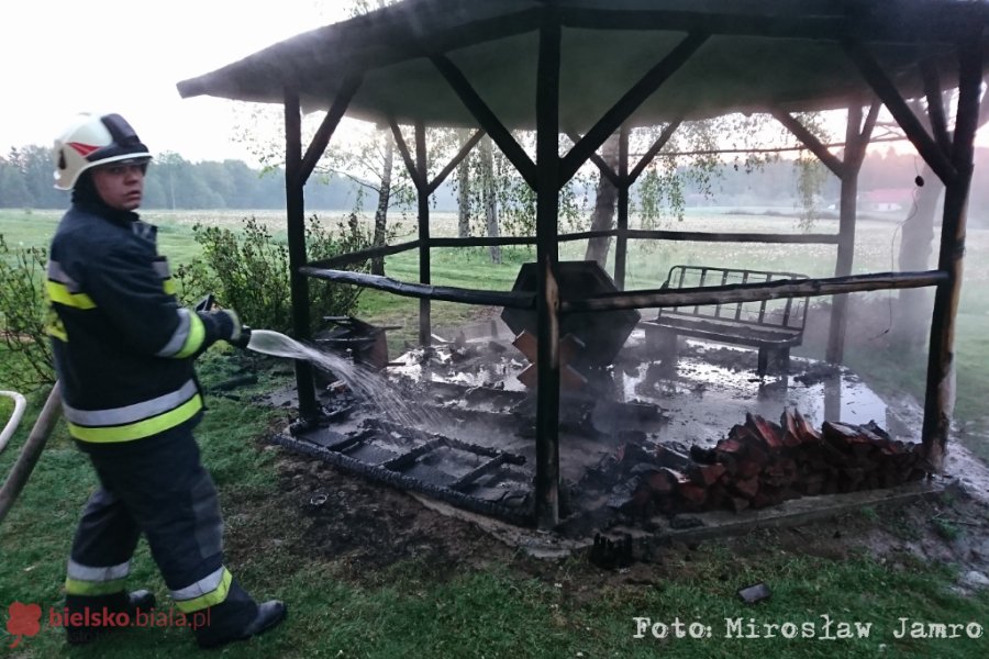Pożar altany ogrodowej. Samo się nie zapaliło! - foto