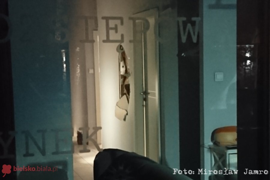 Spektakularne włamanie do salonu urody. Sprawcy szukali drogiego lasera - foto
