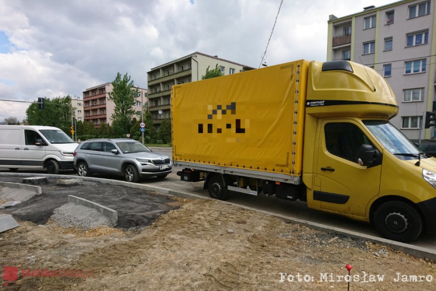 Pościg za skradzionym dostawczakiem pełnym towaru. Sprawca wyrzucił GPS - foto