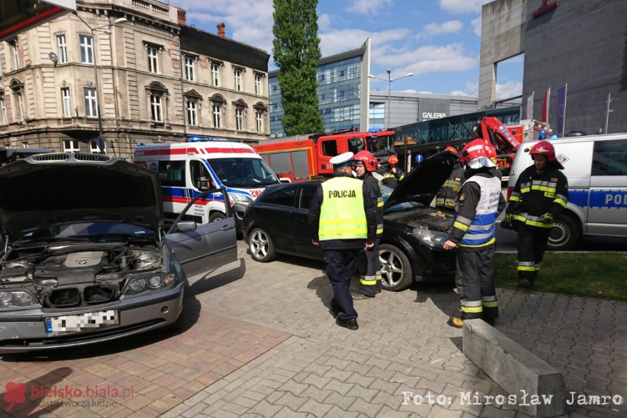 Zderzenie aut w śródmieściu. Utrudnienia obok Galerii Sfera - foto