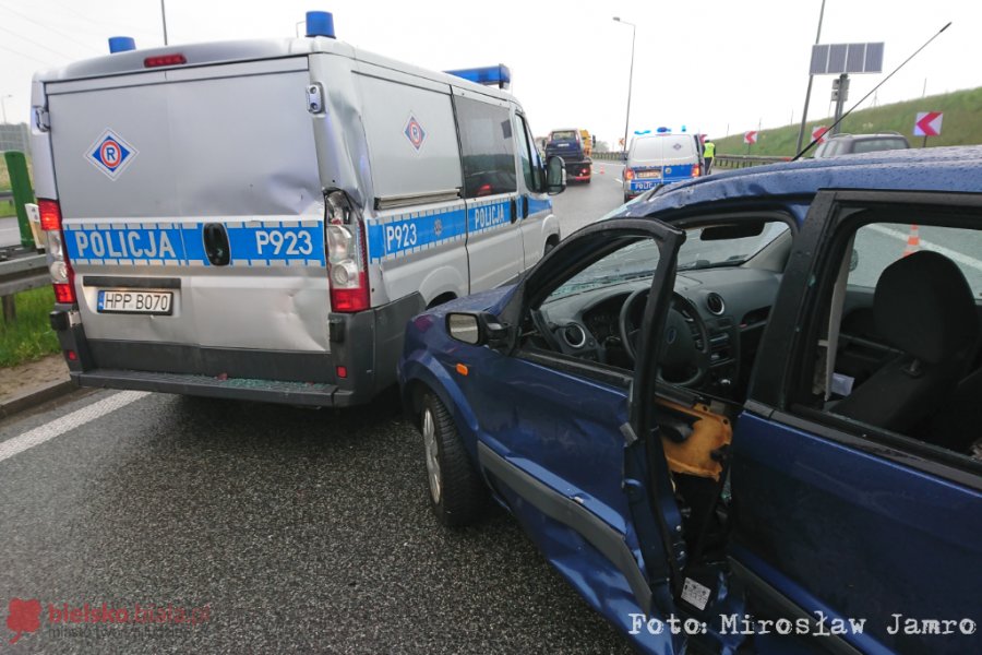 Podwójne uderzenie na "zakręcie idiotów". Ucierpiał nawet radiowóz policyjny - foto