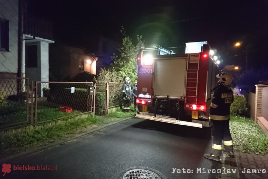 Pojechali do pożaru dachu budynku. Płonęły sadze w kominie - foto