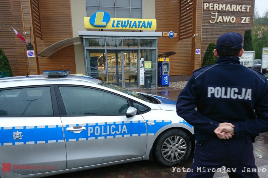Druga nocna próba włamania do bankomatu. Sprawcy uszkodzili kamery - foto