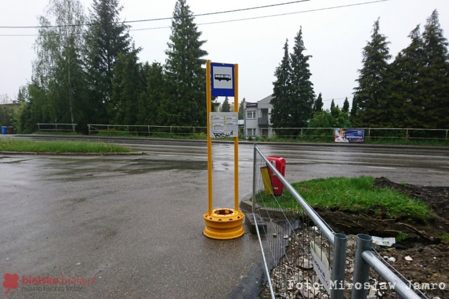 Pasażerowie mokną na deszczu. Zdemontowano wiaty przystankowe - foto