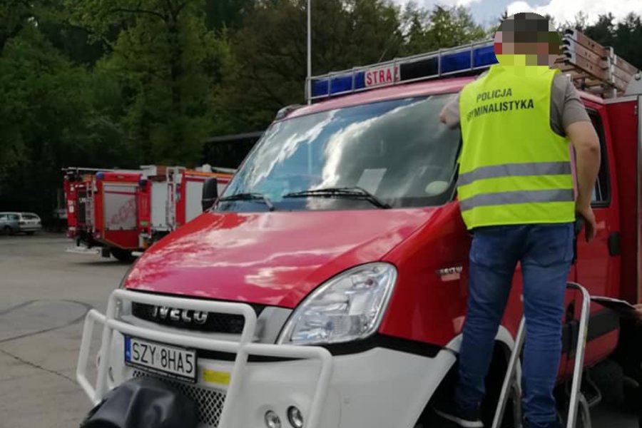 Atak na obchodach Dnia Strażaka. Strzała przebiła szybę wozu bojowego - foto