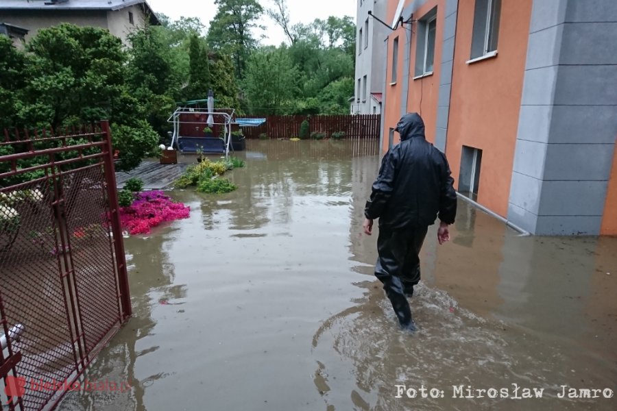 Wielka woda w Bielsku-Białej. Zalane piwnice i ulice - film ZDJĘCIA