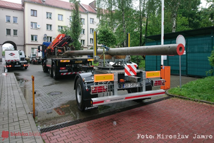 Betonowy słup energetyczny złamał się jak zapałka - foto