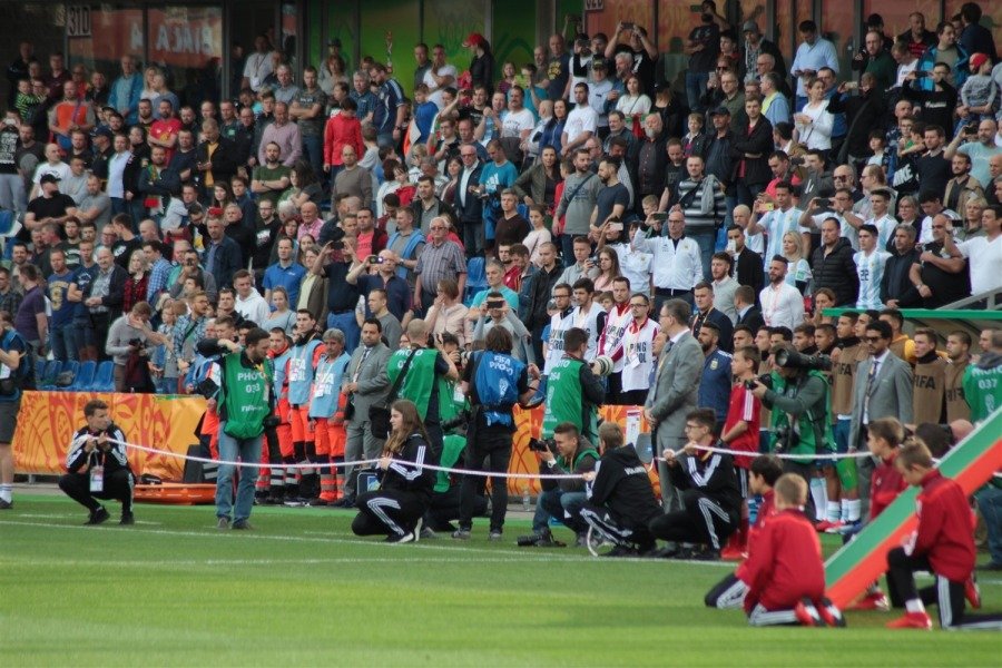 Piłkarski hit sparaliżował miasto. Gwiazdy futbolu na trybunach ZDJĘCIA