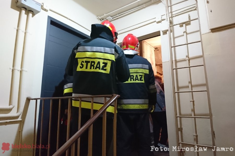 Nocna akcja służb na Solnej. Lokatorzy nie reagowali na pukanie do drzwi - foto