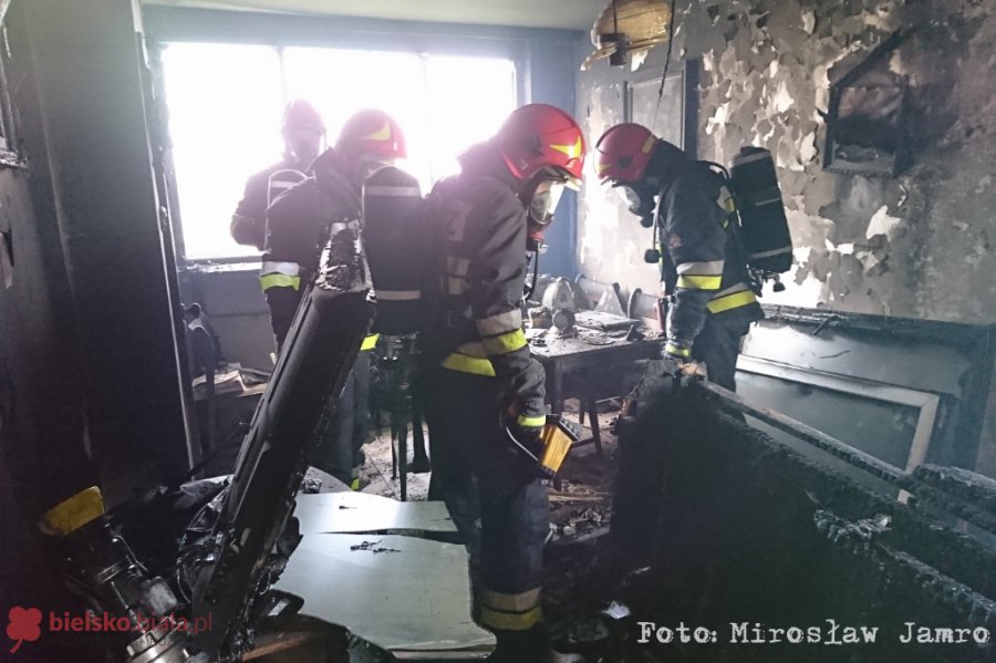 Pożar na szóstym piętrze wieżowca. Strażacy uratowali życie kobiety - film