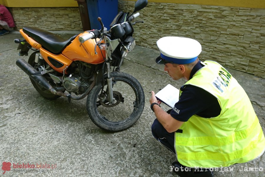 Czołowe zderzenie motocyklisty z osobówką. Śmigłowiec LPR w akcji - foto