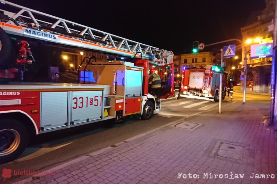 Z okna kamienicy leciał dym. Nocna interwencja straży - foto