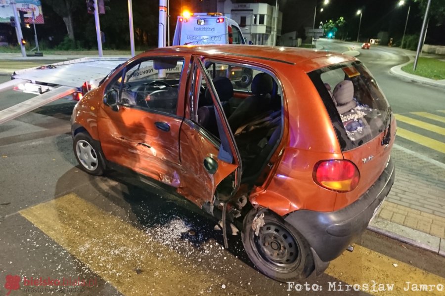 Solidny dzwon na Żywieckiej. Jedno auto na boku - foto