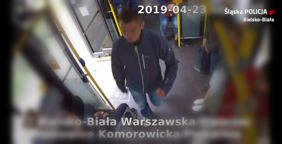 Poszukiwania sprawcy napaści na kierowcę autobusu - zdjęcia z monitoringu