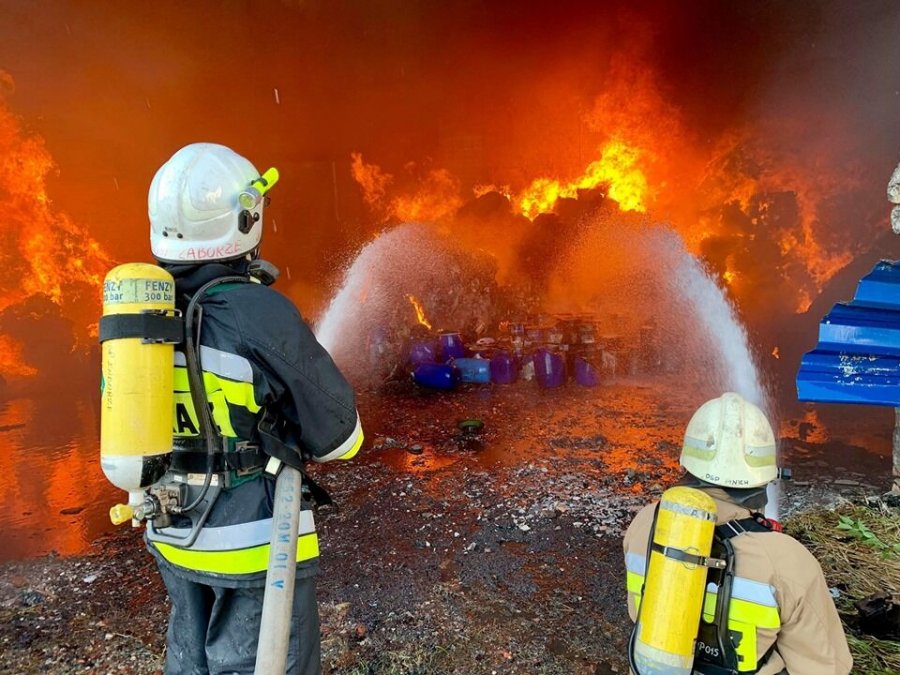 Stopione beczki na zdjęciu z pożaru w Chybiu. Co w nich było? - foto