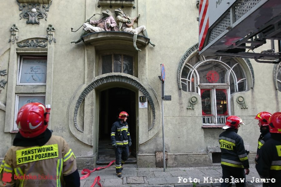 Pożar w znanej bielskiej kamienicy. Ogień Pod Żabami! - foto