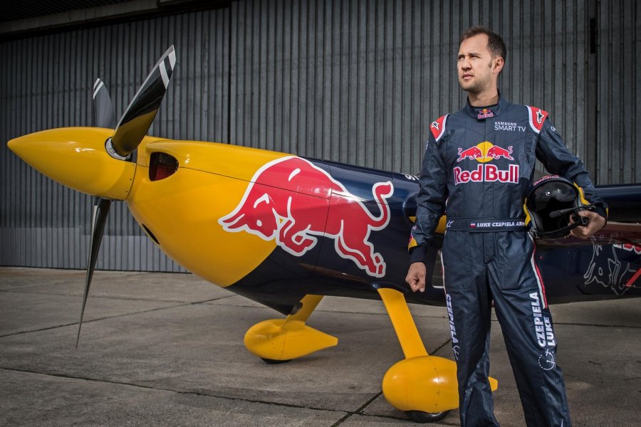 Piknik lotniczy bez wojska, ale w nowej formule. Gwiazdą pilot Red Bull Air Race PROGRAM