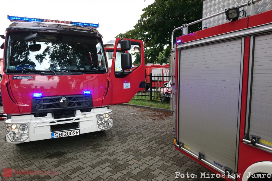 Pożar mieszkania w budynku wielorodzinnym. Strażacy wynieśli butlę z gazem - foto