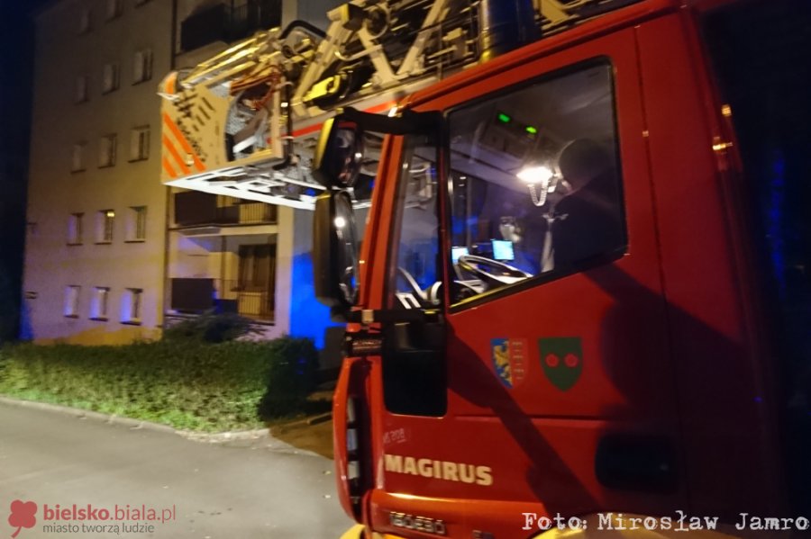 Nastolatka chciała skoczyć z balkonu. Na miejscu drabina ze skokochronem - foto