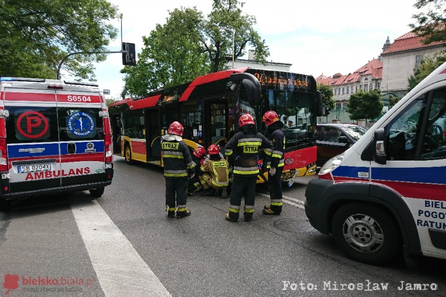 Zderzenie osobówki z autobusem MZK. Kilka osób zabranych do szpitala - foto