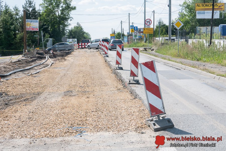 Kładą asfalt i brukują chodniki. Coraz bliżej końca na Krakowskiej