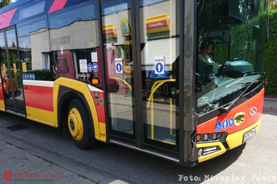 Zderzenie autobusu MZK z osobówką. Kierowca autobusu nie zauważył auta - foto